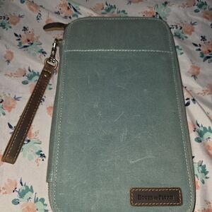 House Of FLYNN Green Wristlet Wallet